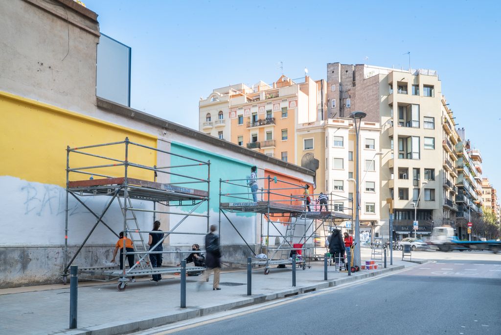 Les sis il·lustradores preparant el mur de la Model i fent els primers esbossos del mural reivindicatiu feminista