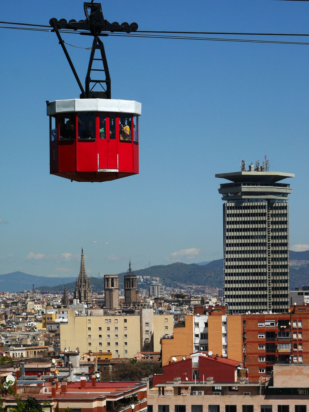 Telefèric de Montjuïc. Campanars i edifici Colon