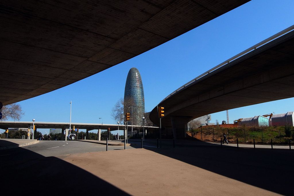 Interior del tambor de la plaça de les Glòries sota de les plataformes elevades de la gran via de les Corts Catalanes