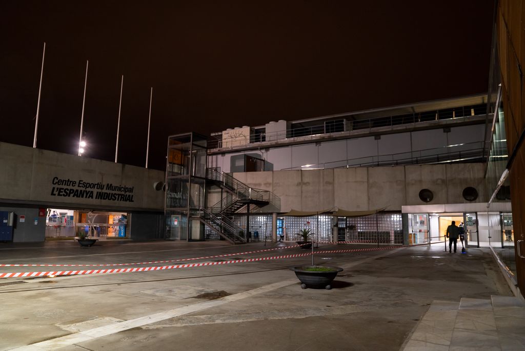 Exterior del Centre Esportiu Municipal l'Espanya Industrial durant la última hora de la jornada electoral del 14-F