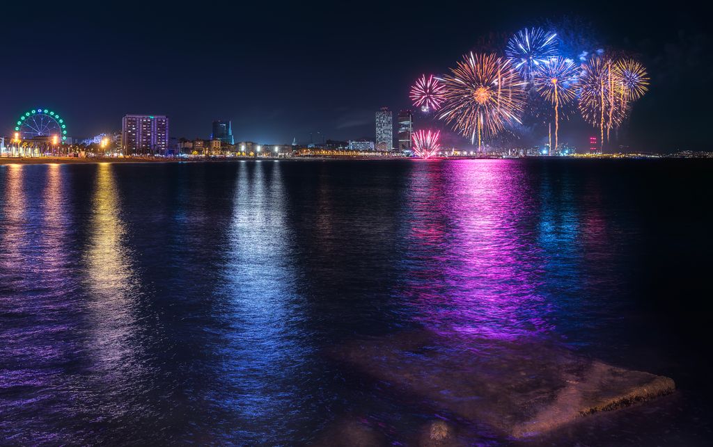 Vista des de l’espigó del Gas dels focs artificials del XXIV Festival Pirotècnic Internacional