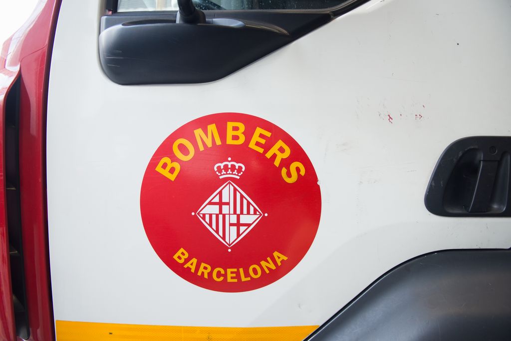 Detall de la imatge gràfica dels Bombers de Barcelona en el lateral d'un camió de bombers