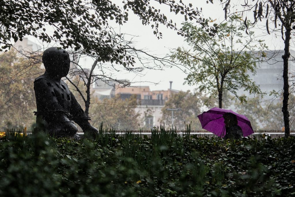 Un dels ‘Guardians’ de la superilla del Poblenou sota la pluja