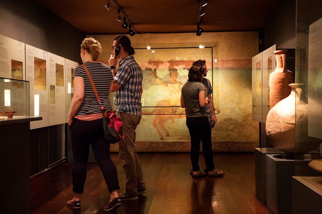 Museu d'Història de Barcelona. Visitants en una sala amb ceràmica i pintures romanes