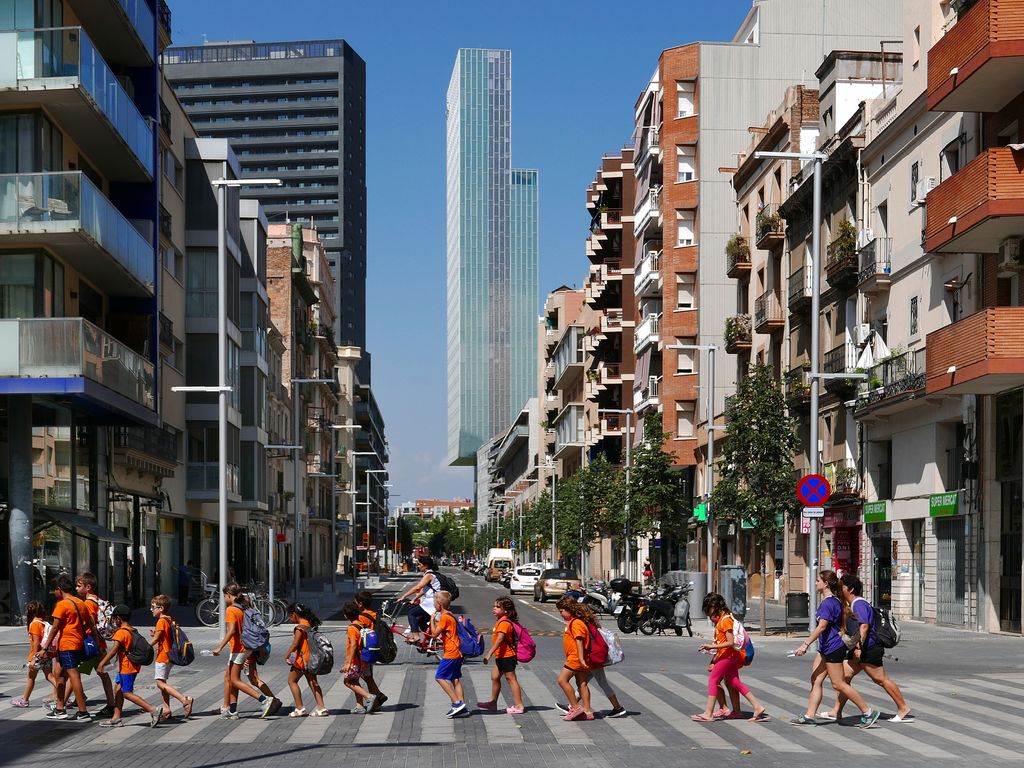 Niños y niñas cruzando la calle de Pere IV
