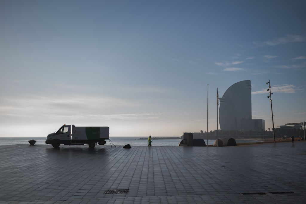 Camió per a l'aportació a la platja de Sant Sebastià amb l'Hotel W al fons