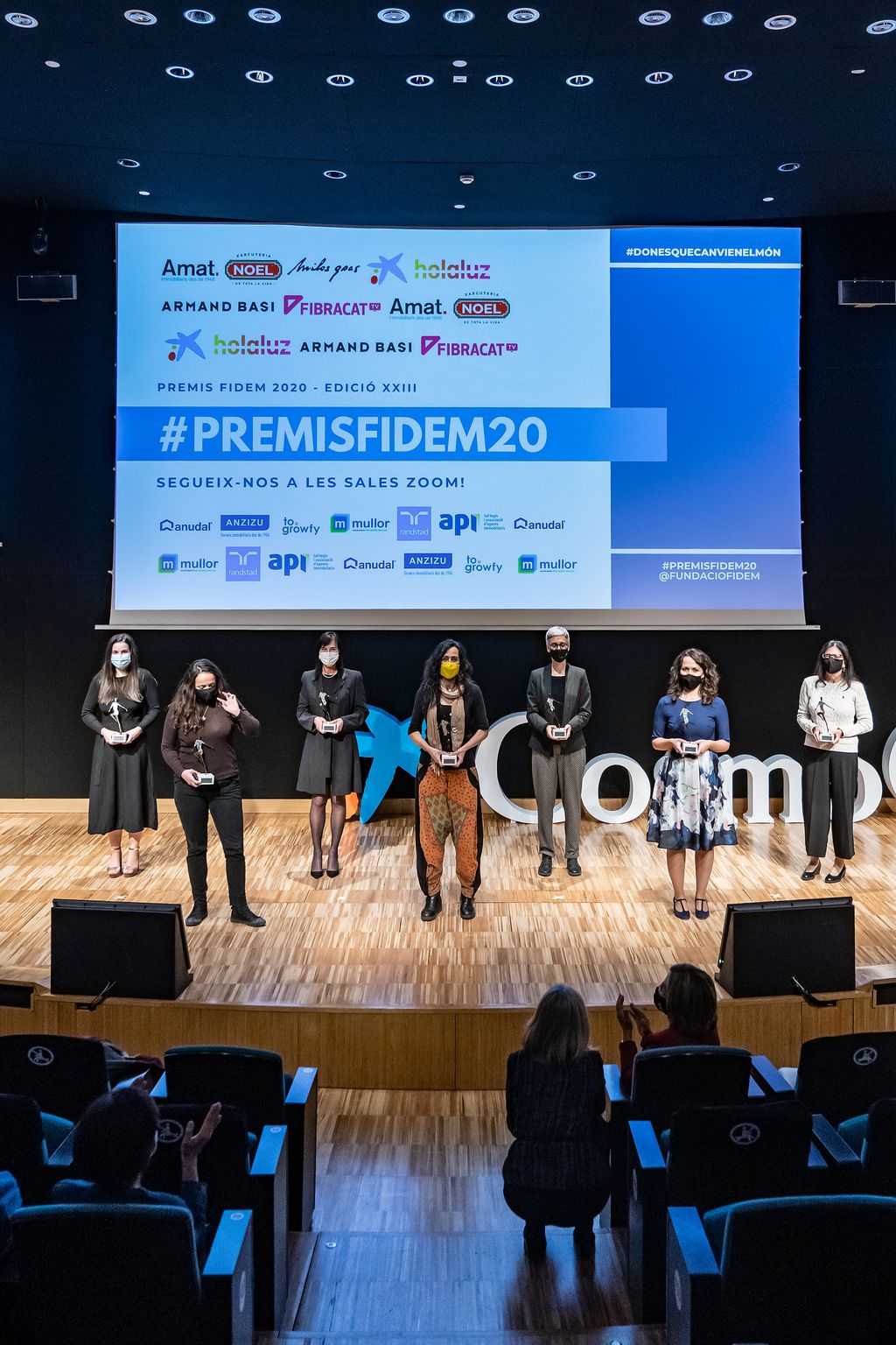 Fotografia de grup de les guardonades a l’escenari: Mariona Cíller (cofundadora de Sokotech). Mònica Roca Aparici (fundadora i directora general d’isardSAT), Drolma Lizcano, Meritxell Pi (directora de l’àrea financera d’ICG Software), Mara Dierssen Sotos, Neus Sabaté Vizcarra i Mavi Sánchez-Vives