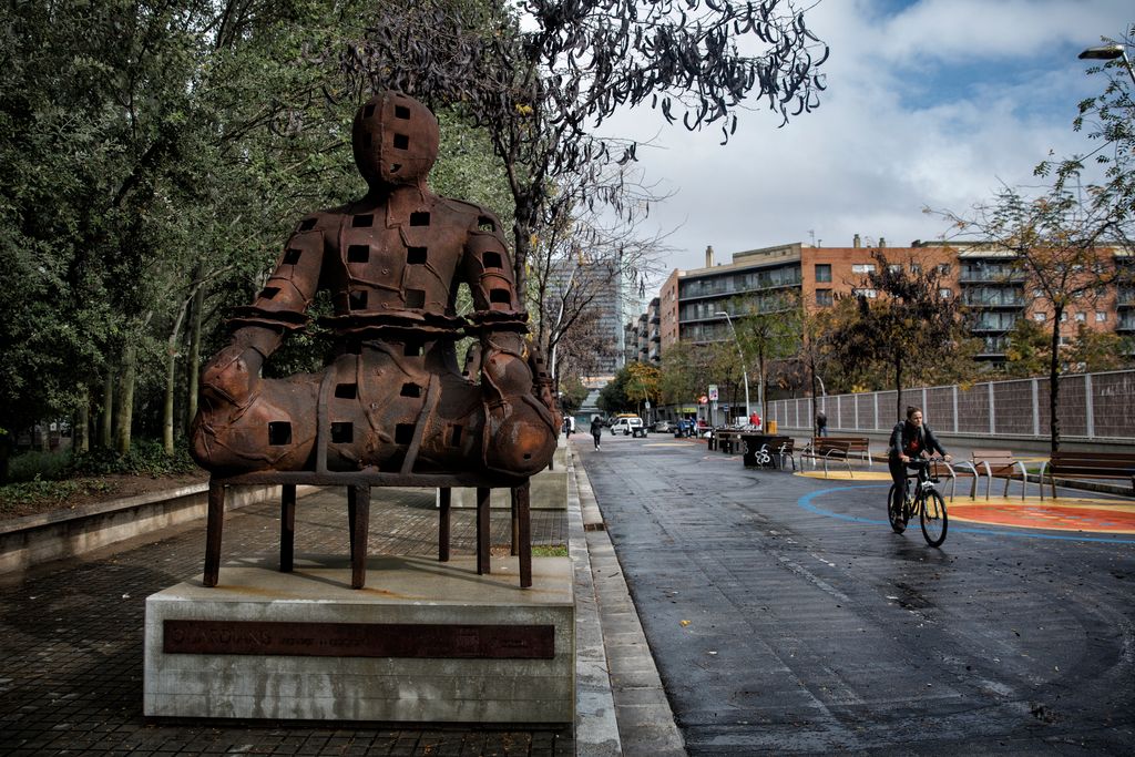 Conjunt de "Guardians" de Xavier Mascaró a la Superilla del Poblenou