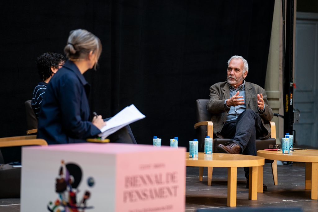 La moderadora Anatxu Zabalbeascoa amb els participants presencials de la taula rodona "La ciutat del futur", Oriol Nel·lo i Ethel Baraona