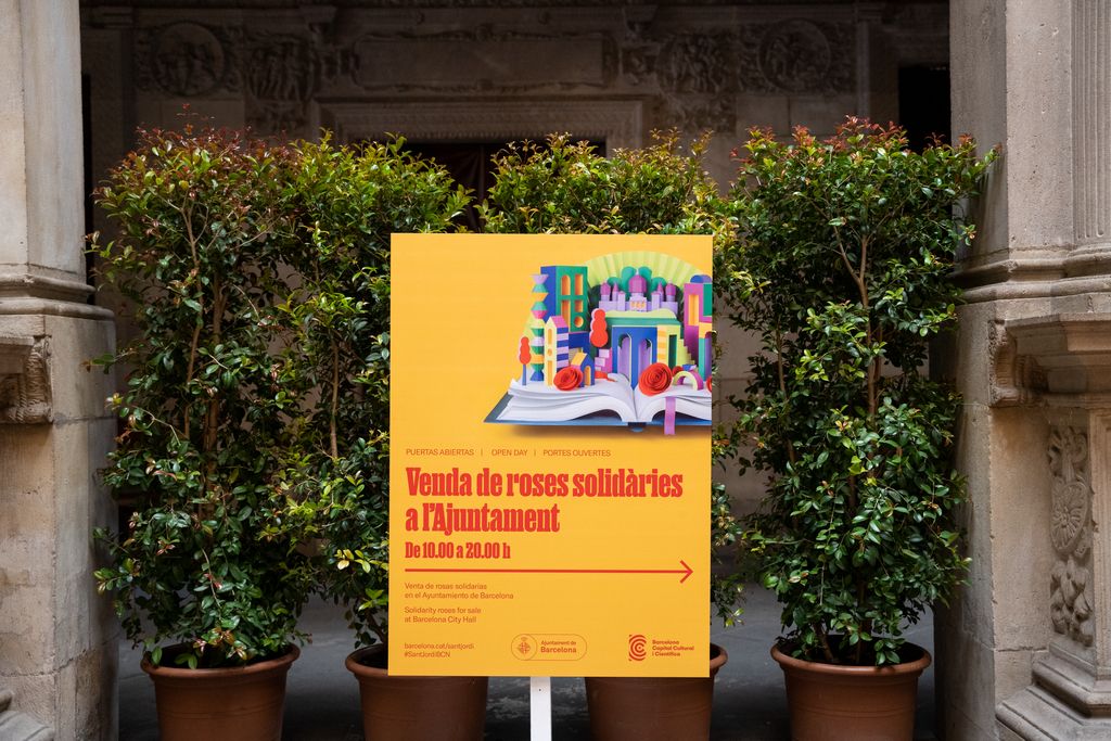 Cartel de Sant Jordi que anuncia la venta de rosas solidarias en el Ayuntamiento.