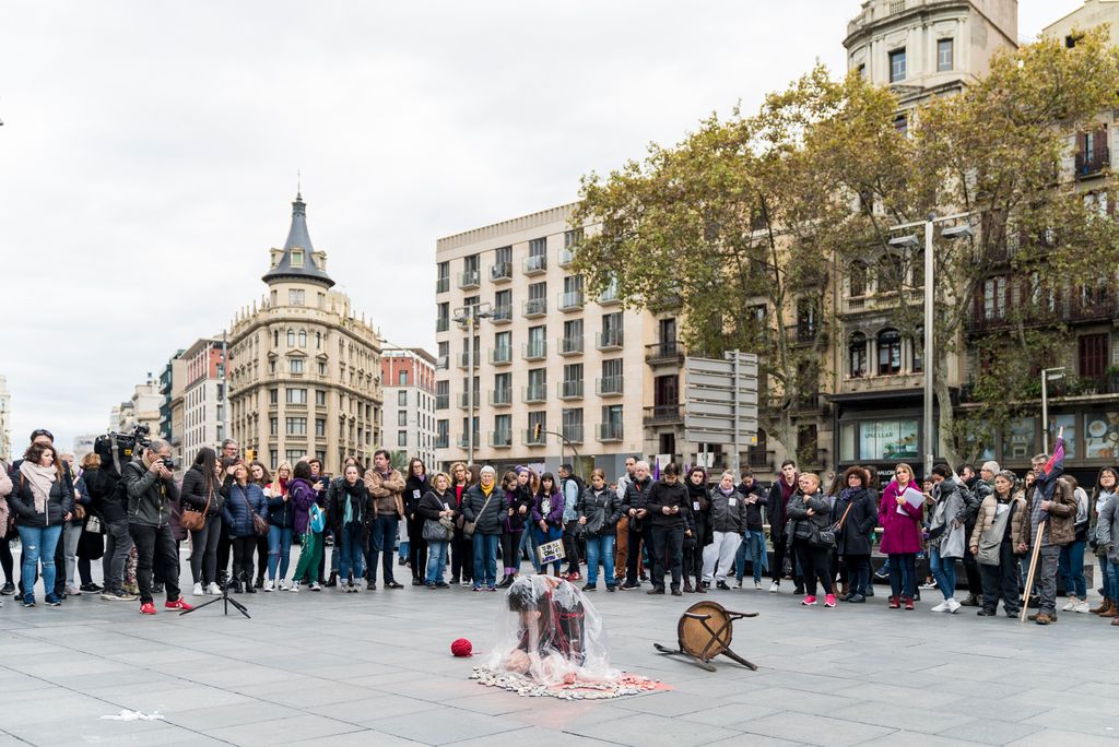 Performance artística amb motiu del Dia Internacional per l'Eliminació de la Violència envers les Dones
