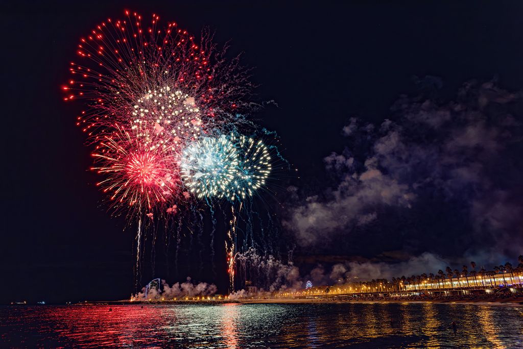 Focs artificials a la platja de la Barceloneta durant el XXIV Festival Pirotècnic Internacional