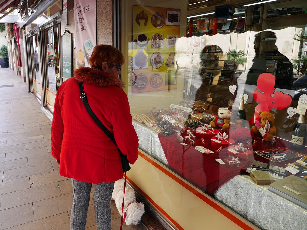 Dona davant d'un aparador a l'Eix Comercial del Clot