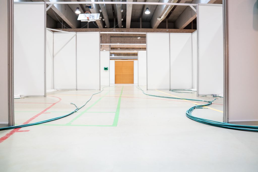 Sales buides amb només les estructures de panells i els cables tirats pel terra del Centre Esportiu Municipal Claror (Pavelló Salut)