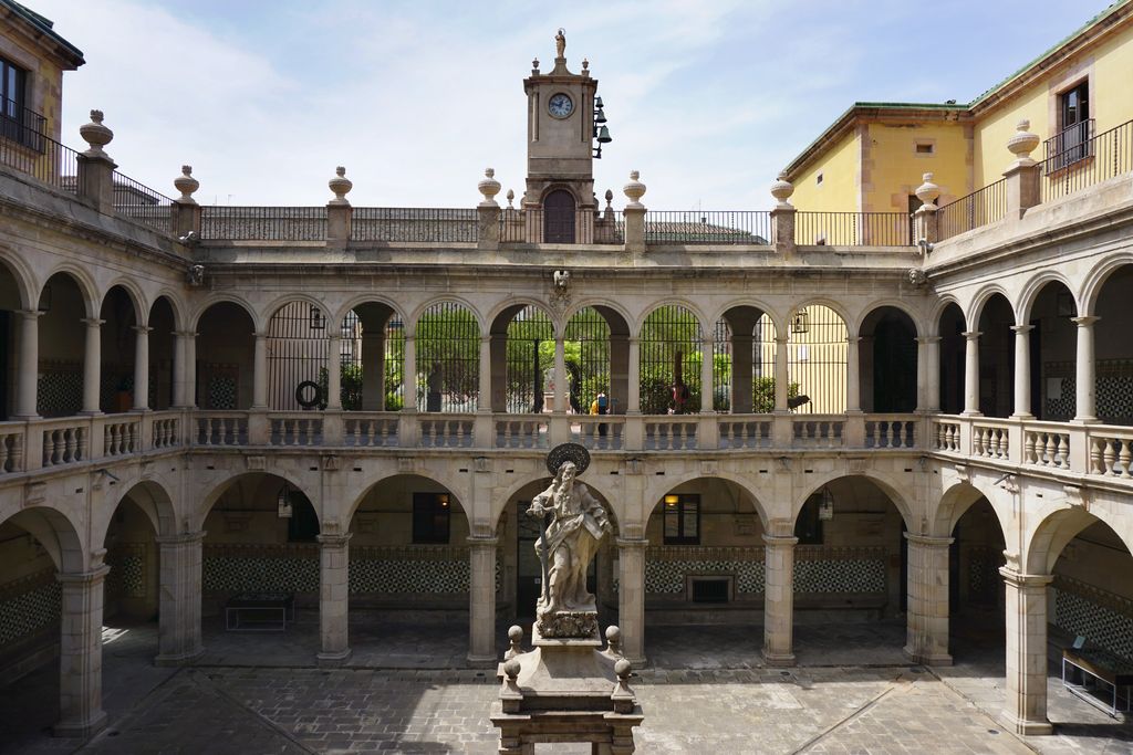 Casa de Convalescència. Pati i estàtua