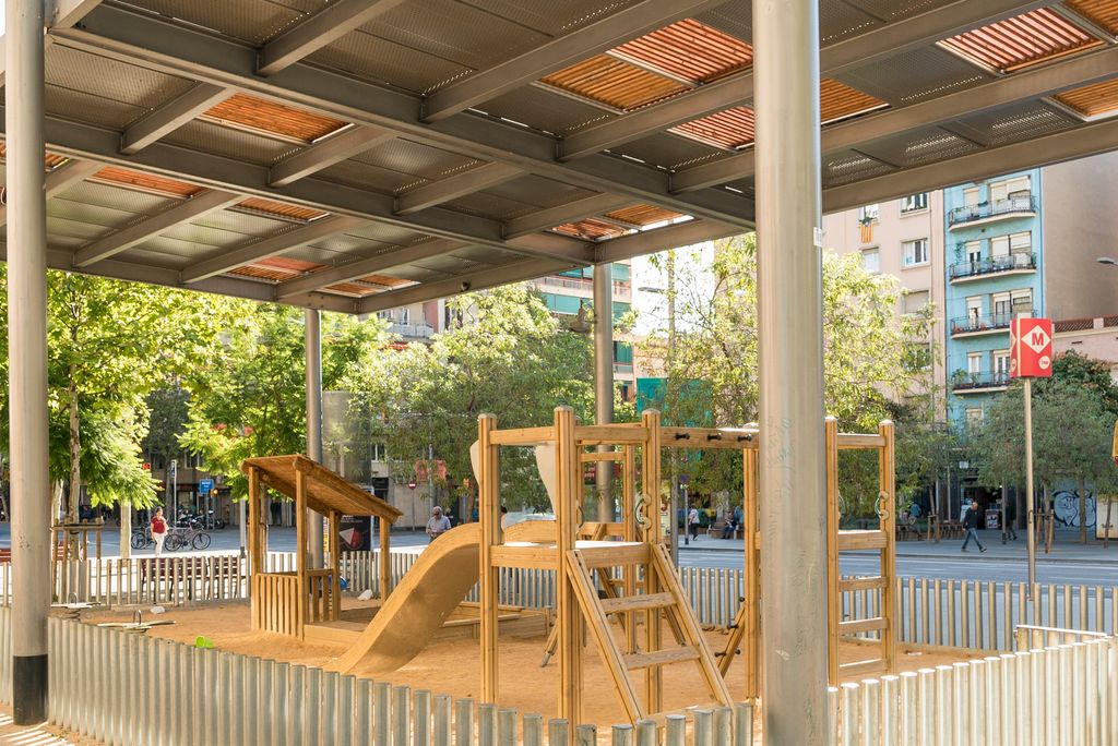 Àrea de jocs infantils sota la pèrgola