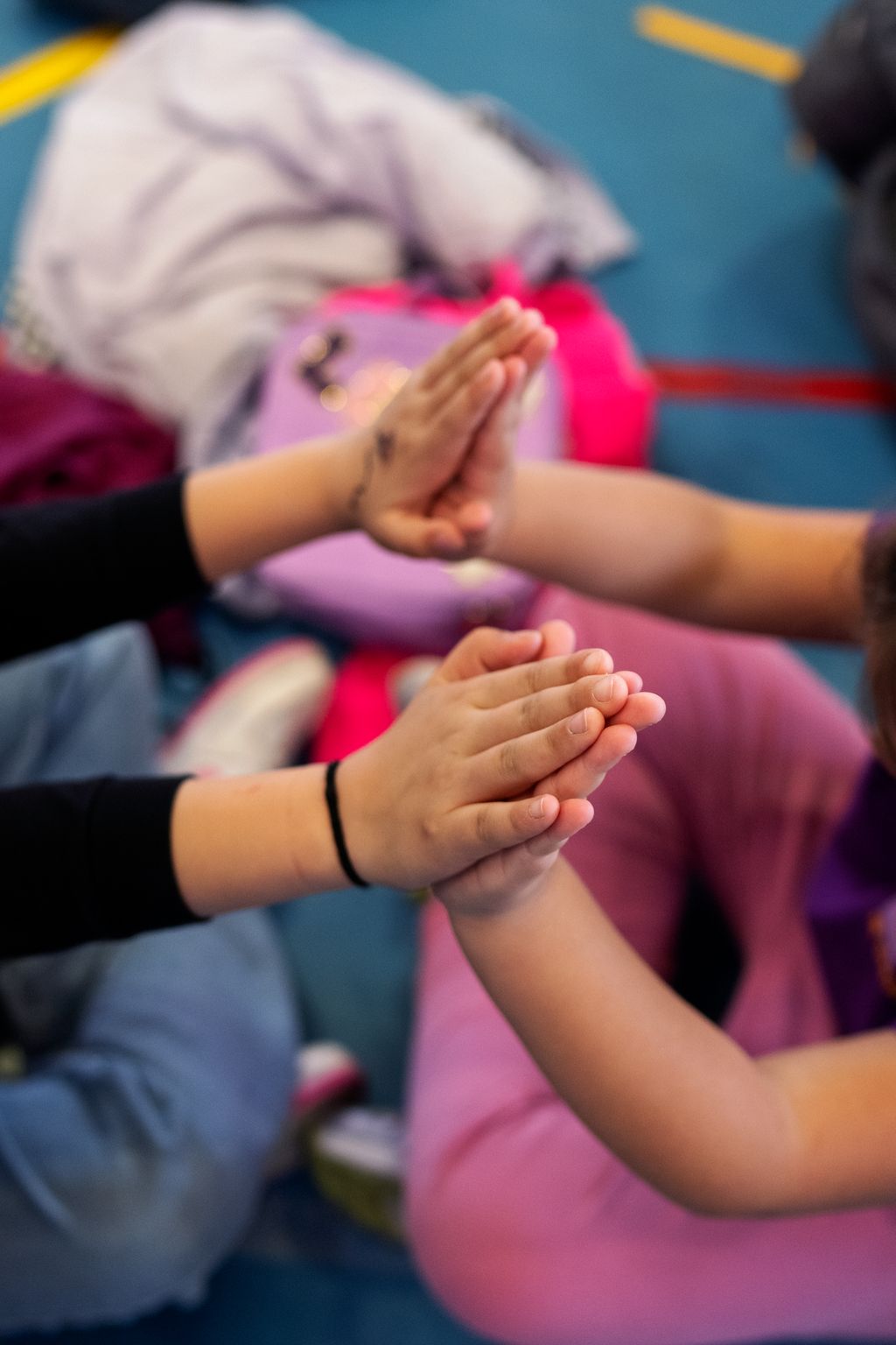 Niños y niñas jugando con las manos en el pregón infantil