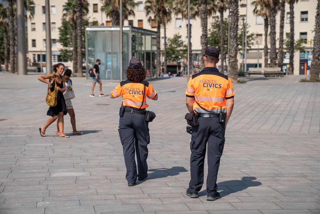 Els agents cívics demanen a dues persones que van pel passeig Marítim que es posin les mascaretes