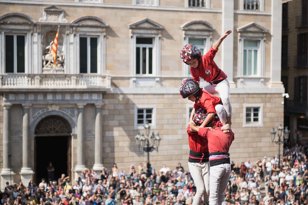 “Enxaneta” que “fa l’aleta” en un 2 de 8 de los Castellers de Barcelona
