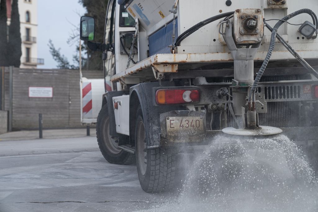 Detall del camió que va ruixant sal sobre el ferm per evitar la formació de gel a les calçades