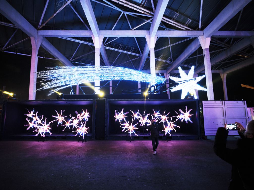 Estrella de Nadal amb d'altres de més petites al voltant al Parc de la Màgia de Nadal