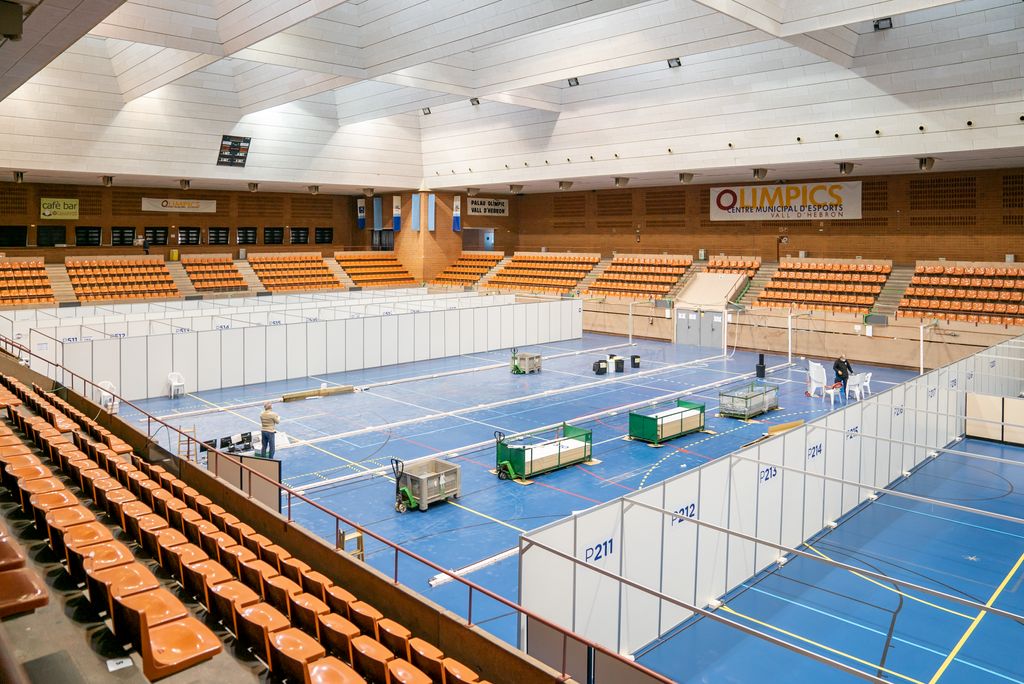 Retirada de l'emplafonat de la pista del poliesportiu on es trobava el Pavelló Salut Vall d'Hebron