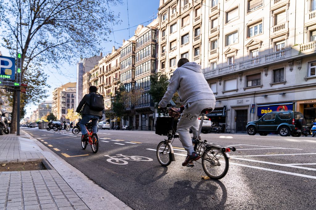 Ciclistes circulant pel nou carril bici del carrer d’Aragó (entre rambla de Catalunya i Balmes)