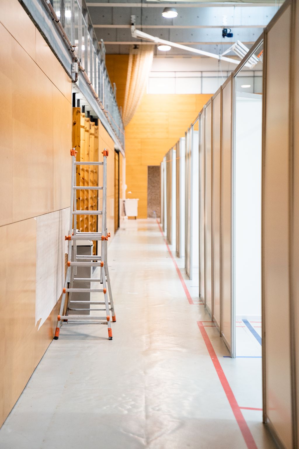 Pista del Centre Esportiu Municipal Claror (Pavelló Salut) amb part de les estructures de panells