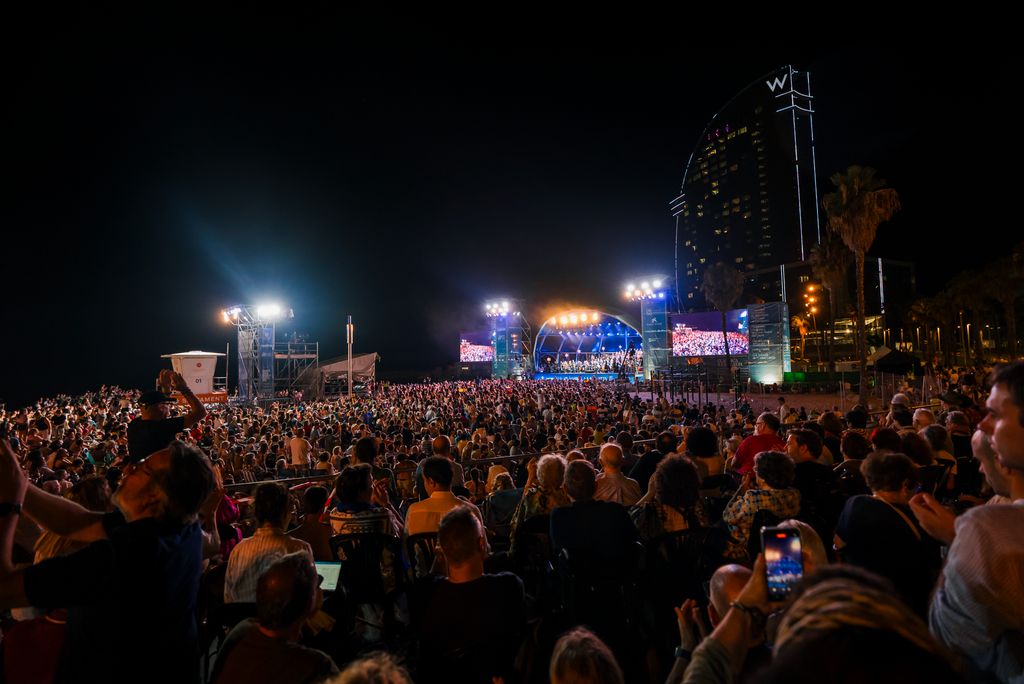 Ambient al concert de "Clàssica a la platja" dirigit per Gustavo Dudamel en el marc de Regata Cultural