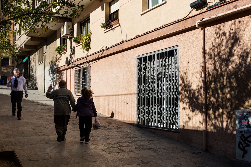 Veïns saludant-se a la Plaça d'Àngel Pestaña