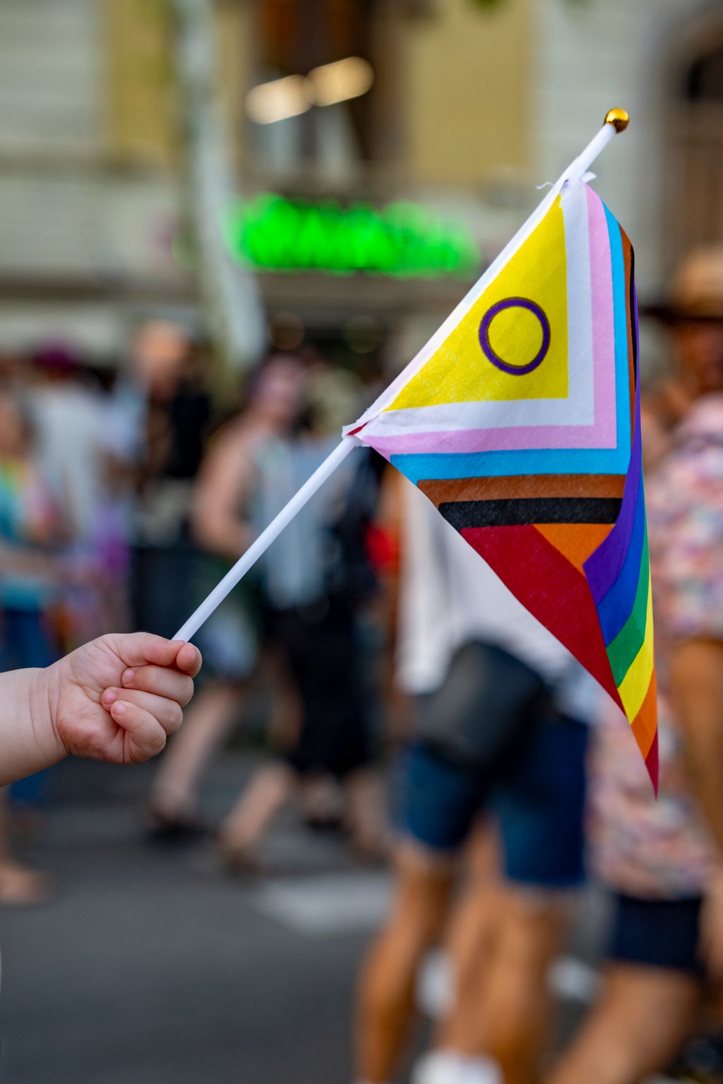 Imagen de alguien sosteniendo la bandera LGTBIQA+
