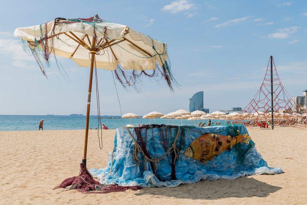 Para-sol amb un fons marí fet amb residus de les platges