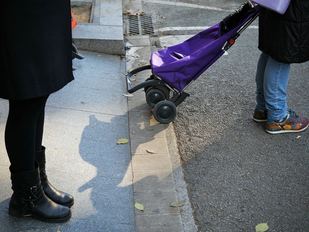 Elements d'accessibilitat: vorera adaptada per facilitar el pas