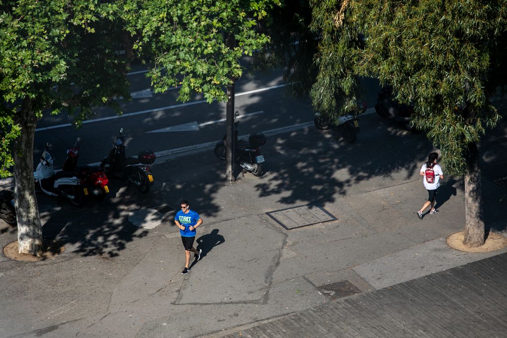 Gent fent esport pel carrer de Tarragona a prop de la plaça d'Espanya