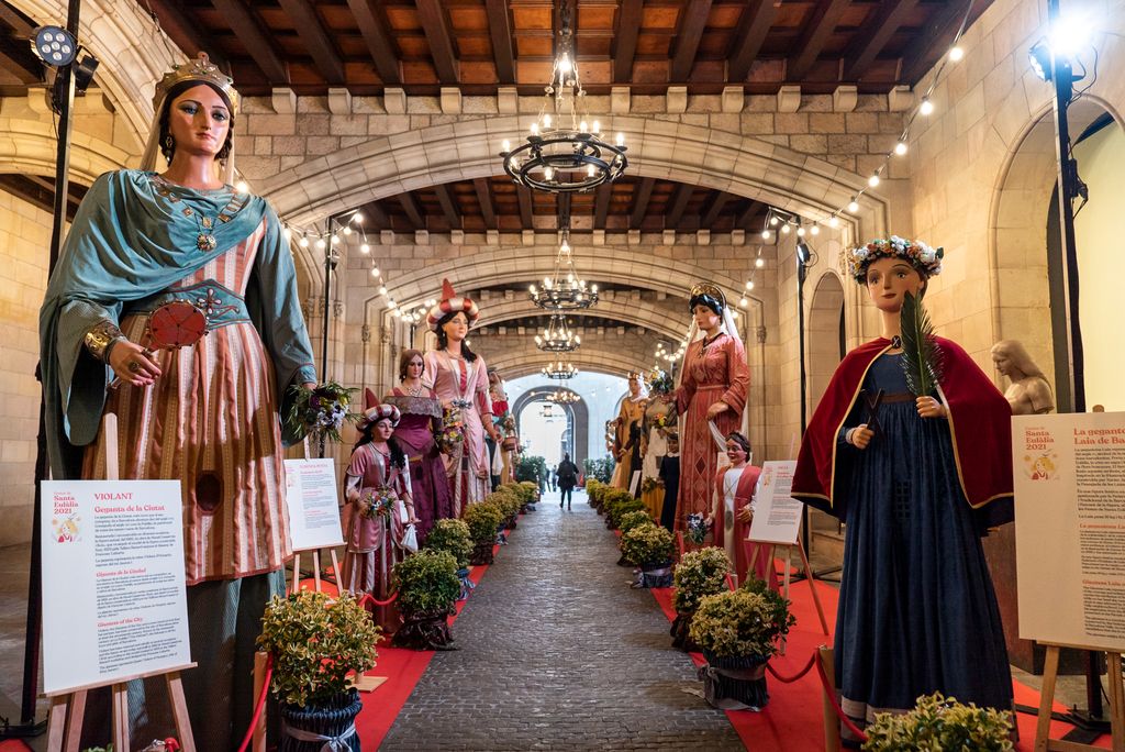 Exposició al vestíbul de l'Ajuntament amb les gegantes de Barcelona i la Gegantona Laia
