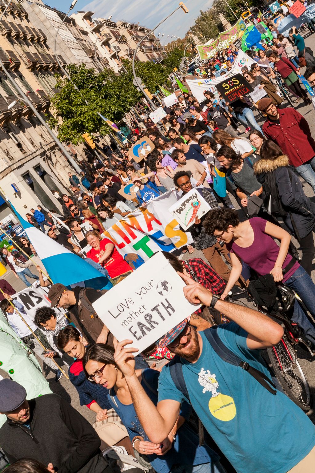 Manifestant de la Marxa pel Clima amb cartells i pancartes