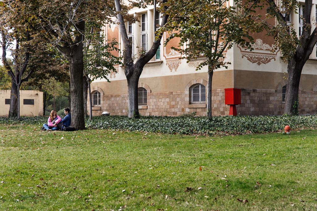 Jardins de la Maternitat amb una parella asseguda a l'ombra d'un arbre