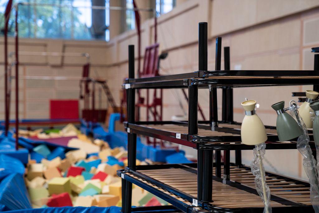 Sala que es fa servir de magatzem al Pavelló Salut de l'INEFC, que comparteix espai amb els matalassos de salt dels esportistes