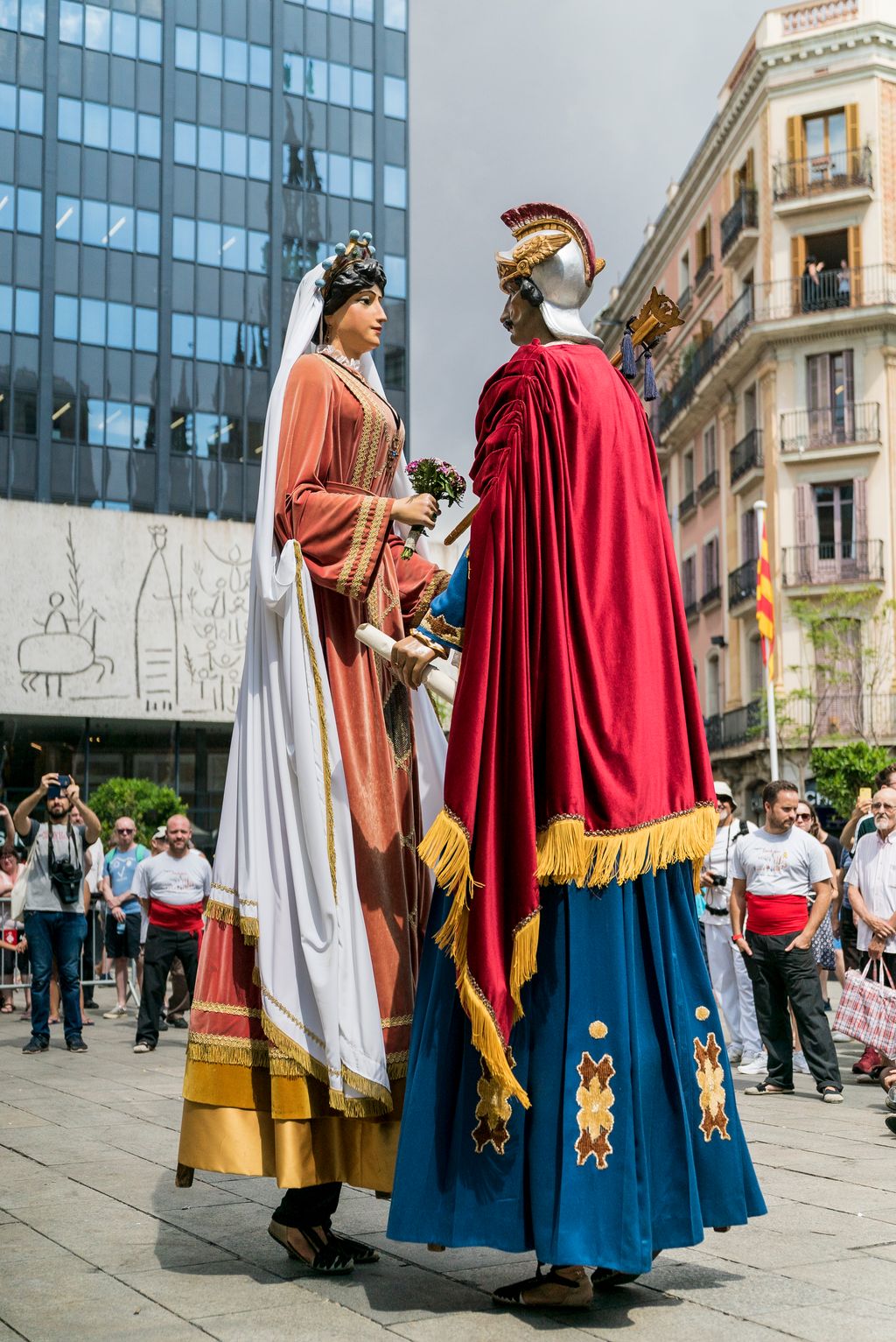 Ball dels Gegants nous de Sant Roc de la Plaça Nova davant del COAC