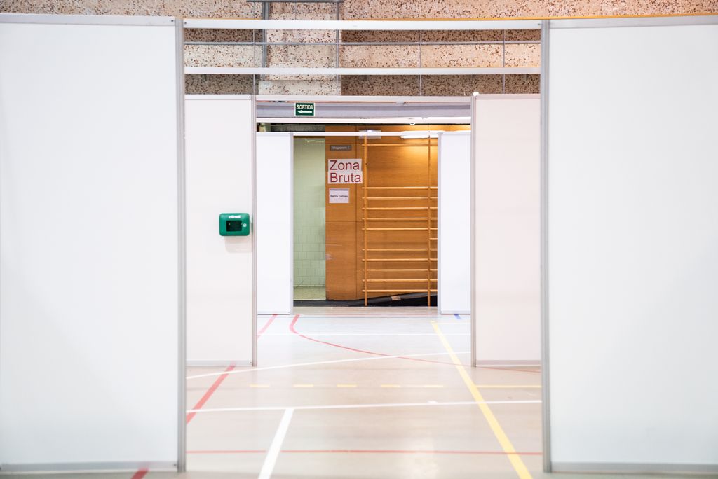 Vista de les sales buides sobre la pista del Centre Esportiu Municipal Claror (Pavelló Salut) durant el desmuntatge