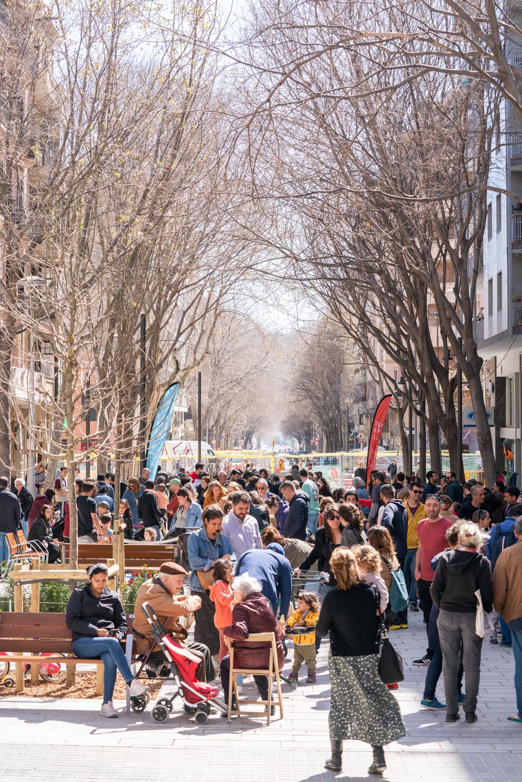 Pla general de l’ambient del carrer de Rocafort, entre Consell de Cent i el carrer de la Diputació durant la festa d'inauguració de la Superilla de Barcelona.