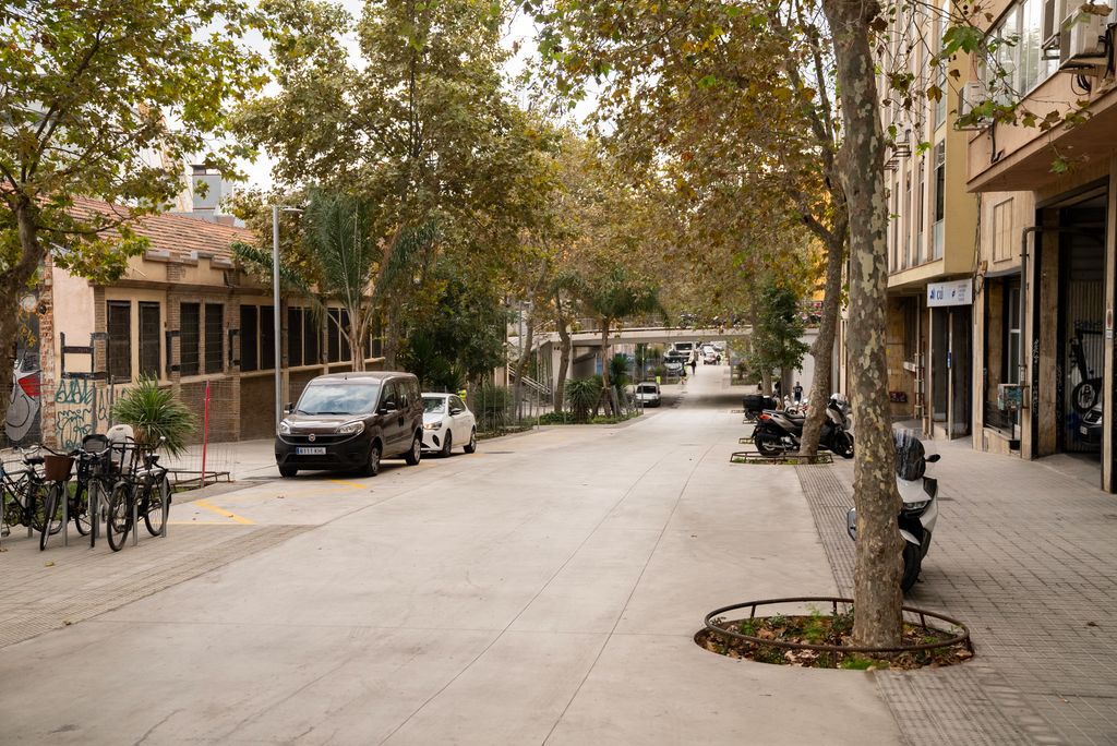 Plataforma única al carrer de Zamora dins de les actuacions del nou eix verd de Sant Martí