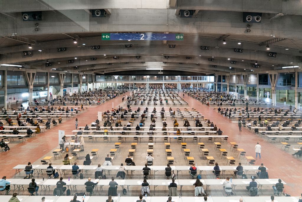 Opositors asseguts fent l'examen d'entrada al cos de la Guàrdia Urbana