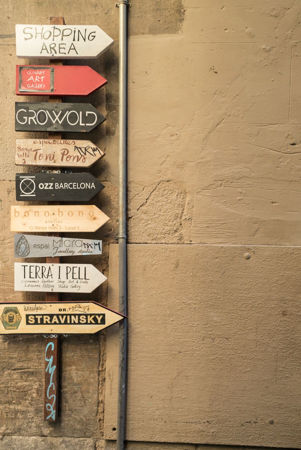 Indicadors amb forma de fletxes de comerços diversos