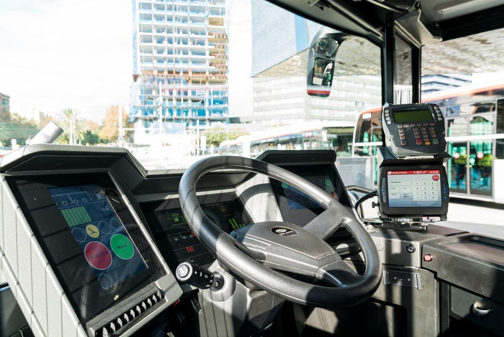 Interior de la cabina del conductor amb el volant i les pantalles informatives