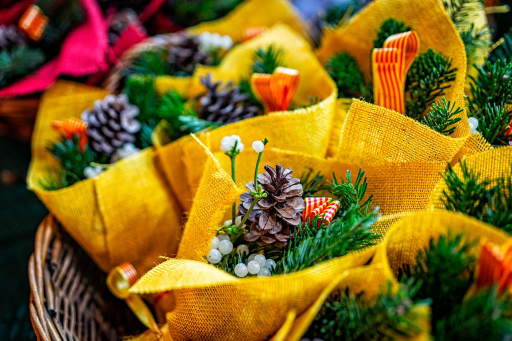 Rams de vesc i pinyes dins d’un cistell en una de les parades de la Fira de Nadal a Sagrada Família