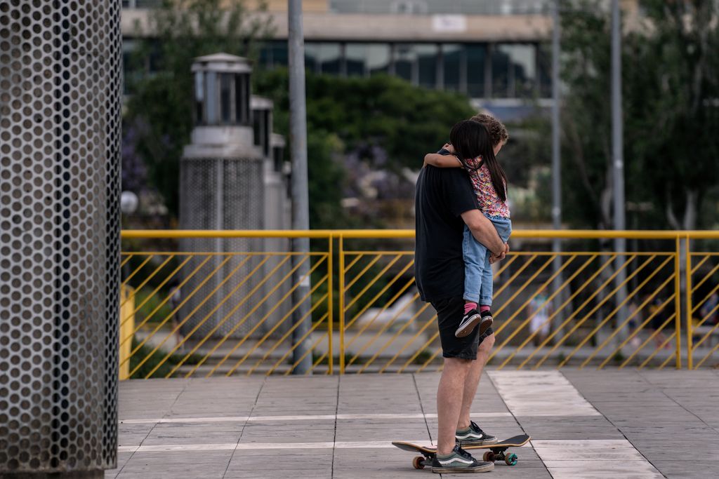 Un pare abraçant la seva filla a la rambla del Carmel