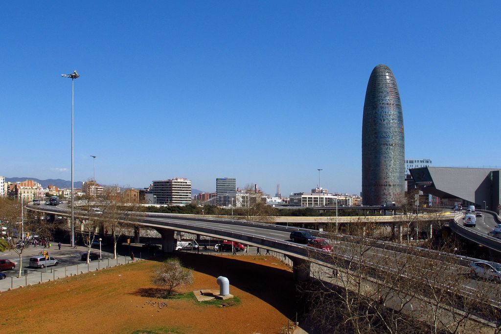 Març 2012. Vehicles circulant per la plataforma elevada de la gran via de les Corts Catalanes a l’altura de la plaça de les Glòries amb cotxes entrant des de l’avinguda Diagonal