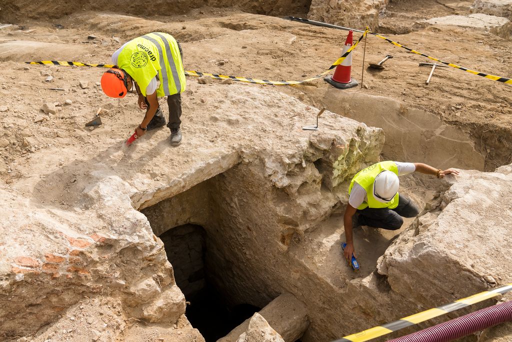 Diversos operaris del Servei d'Arqueologia de l'Ajuntament de Barcelona treballen al jaciment de restes arqueològiques del convent de Sant Francesc i del semibaluard de Drassanes trobades durant les obres d'urbanització de la Rambla de Barcelona.