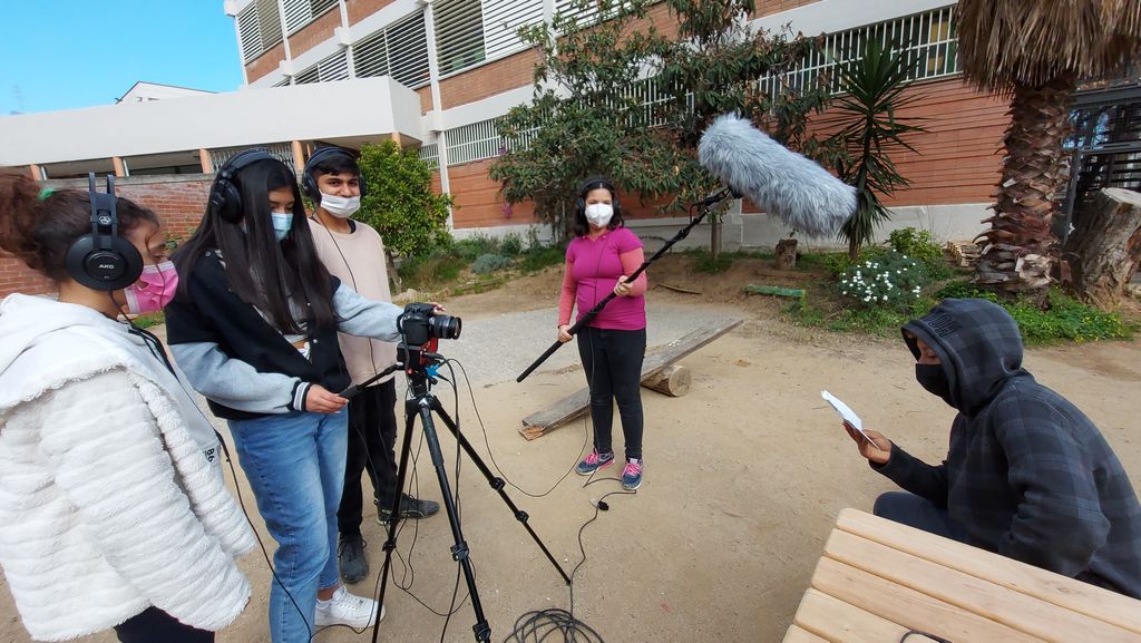 Uns joves de l’Institut Escola Trinitat Nova enregistren un programa dins de les activitats de l’eix d’audiovisuals promogut per la Caixa d’Eines del Pla de barris